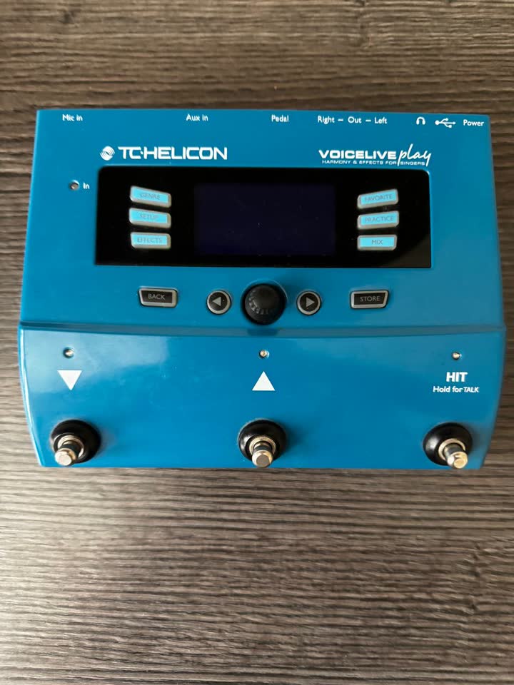 Продаю вокальный процессор Tc helicon VoiceLive play