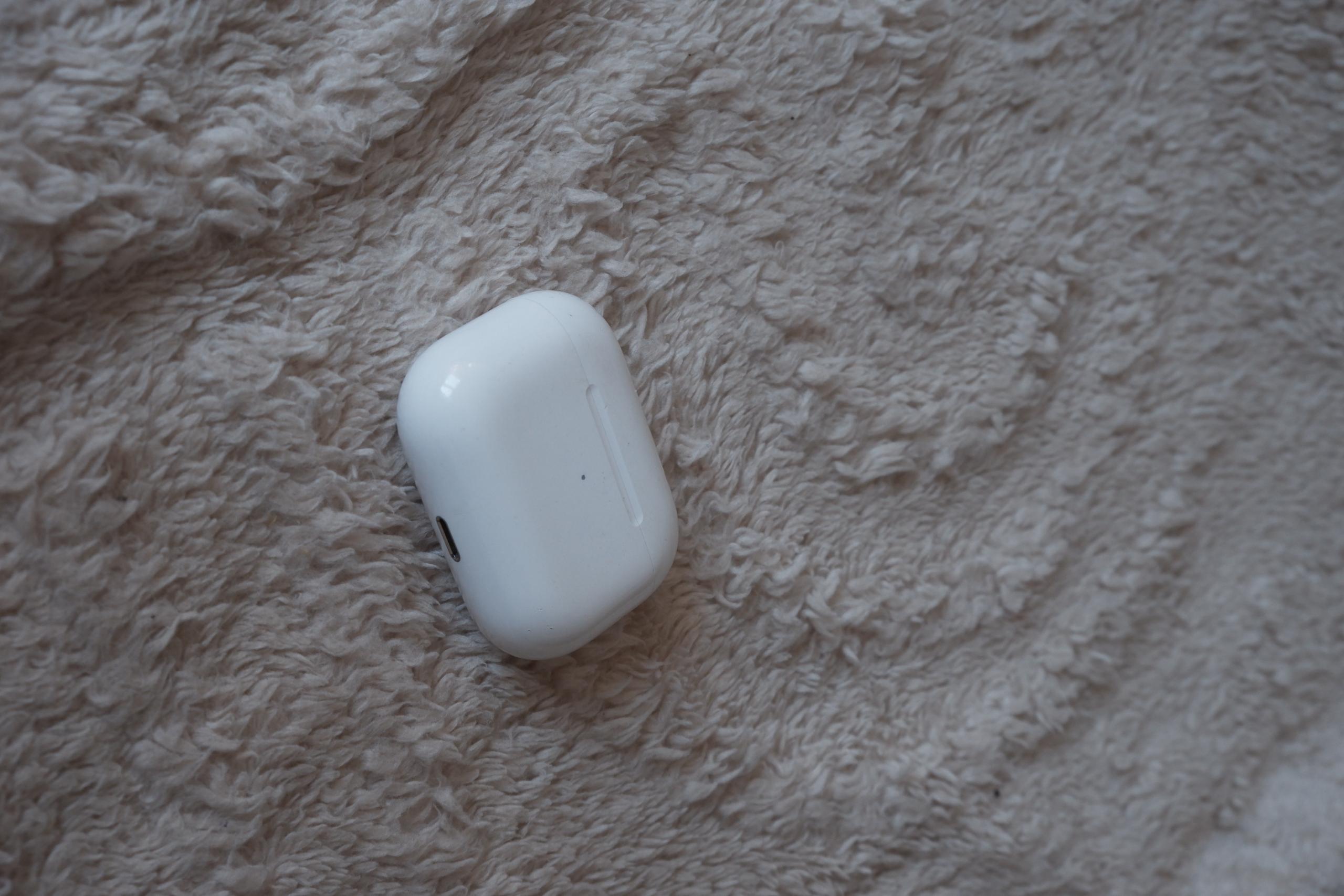 Наушники AirPods Pro первого поколения.