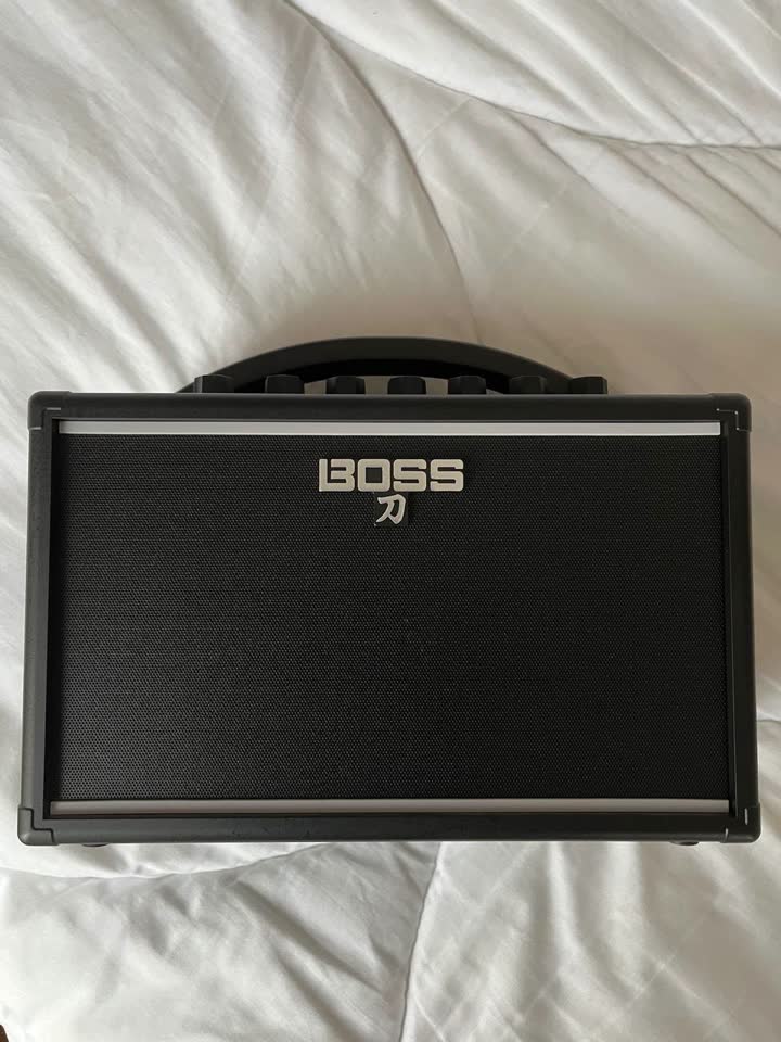Продаю комбик Boss Katana Mini