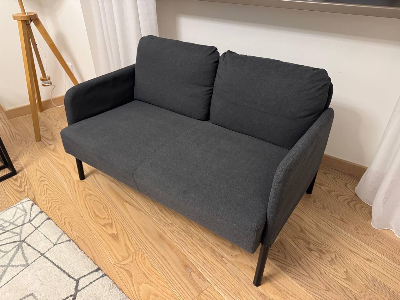Sofa IKEA GLOSTAD sive boje