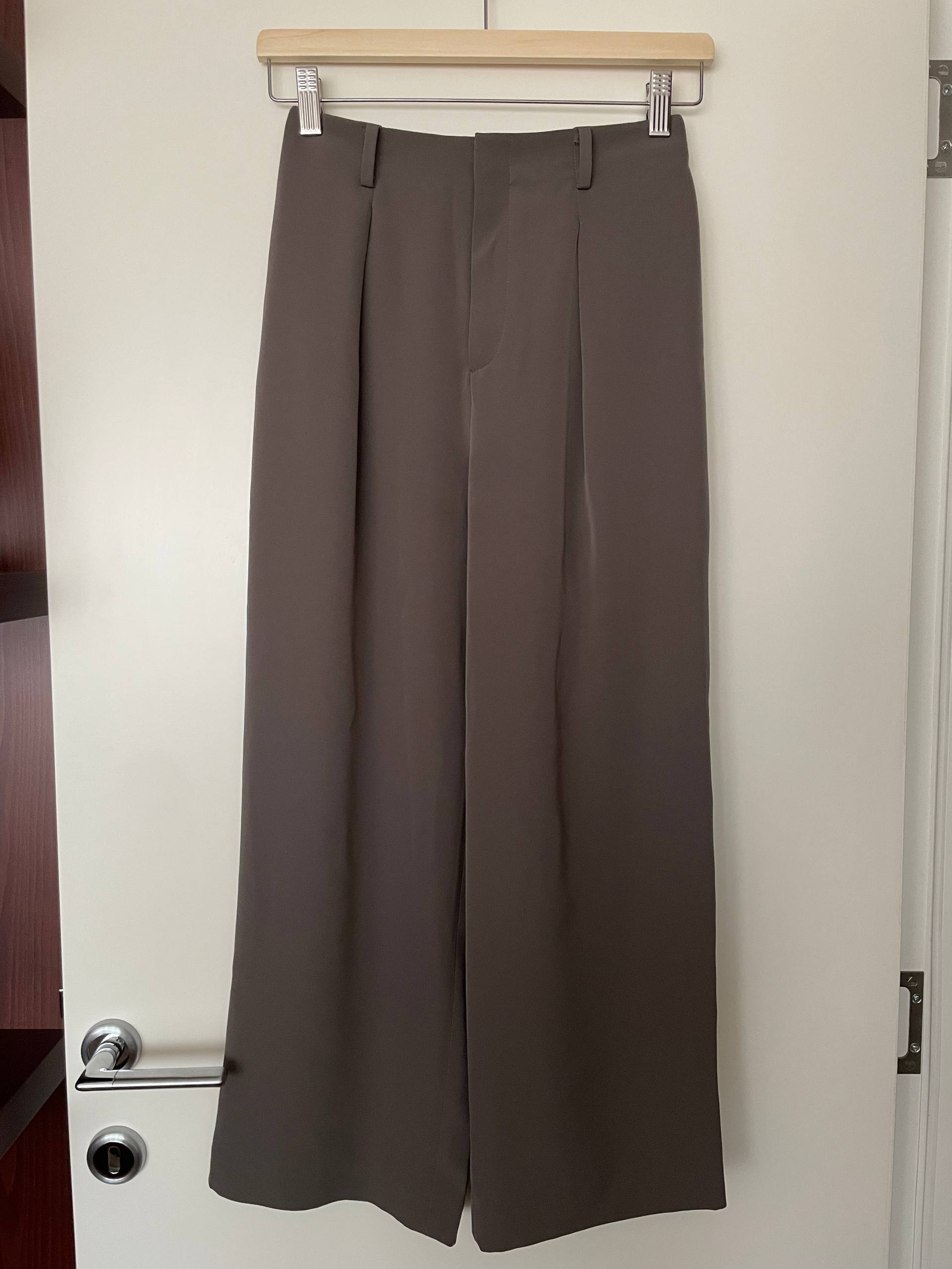 Брюки с защипами Uniqlo