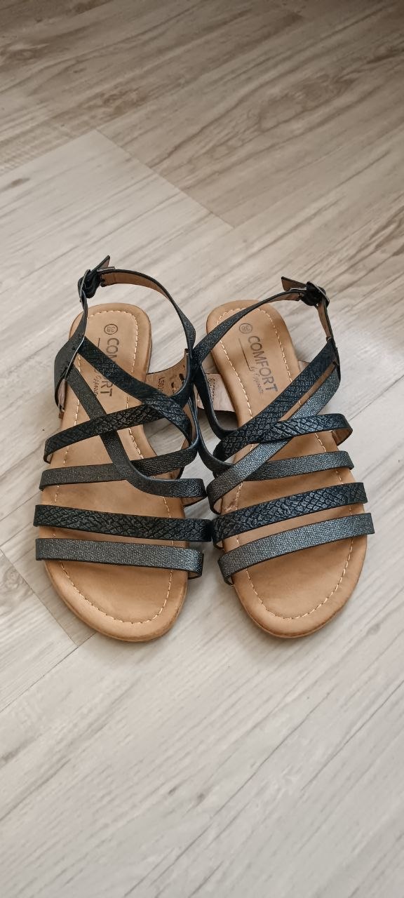 Nove sandale br. 38