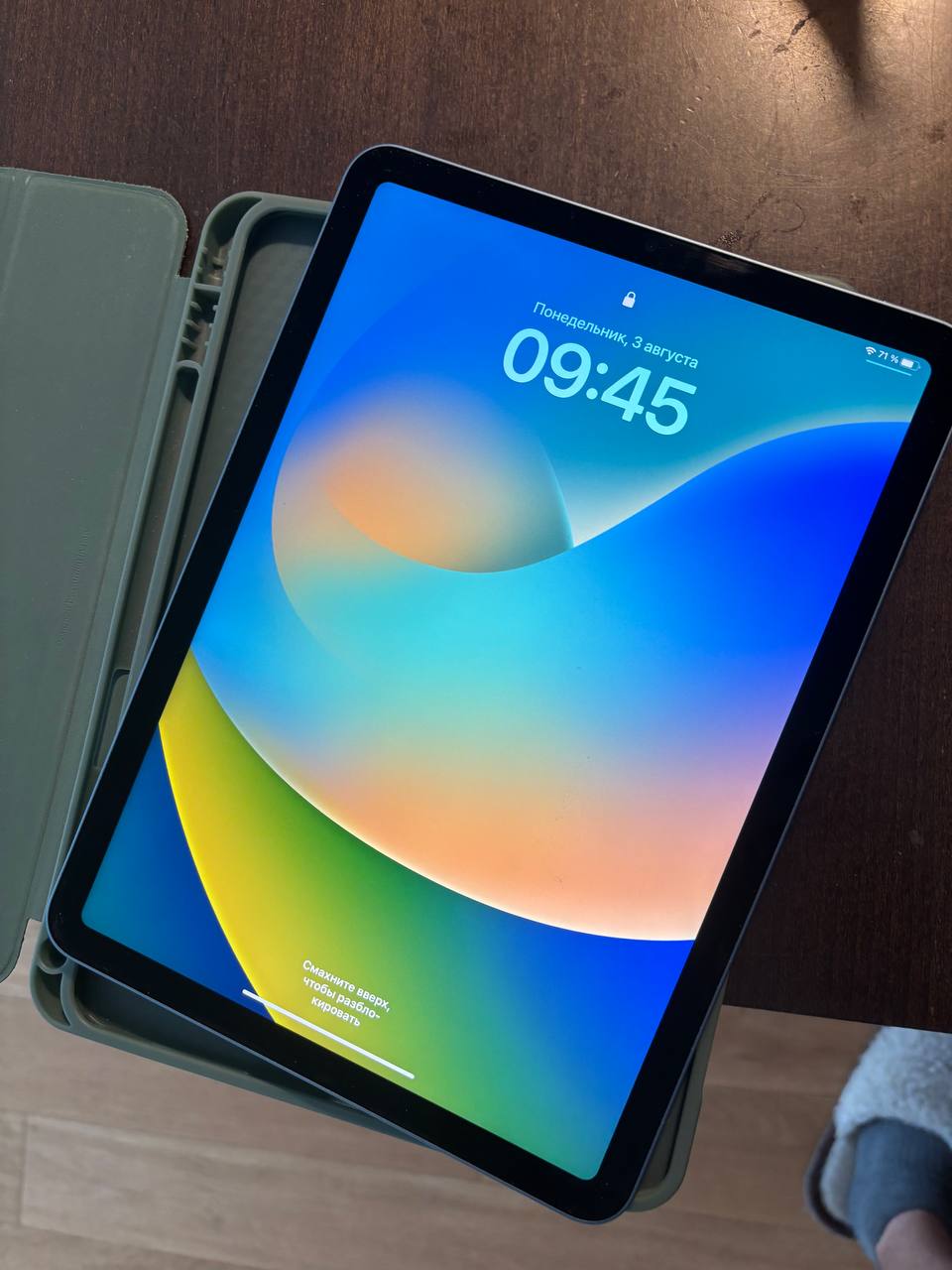 Продаю iPad Air 5 (M1), 64 GB, Wi-Fi с чехлом к нему