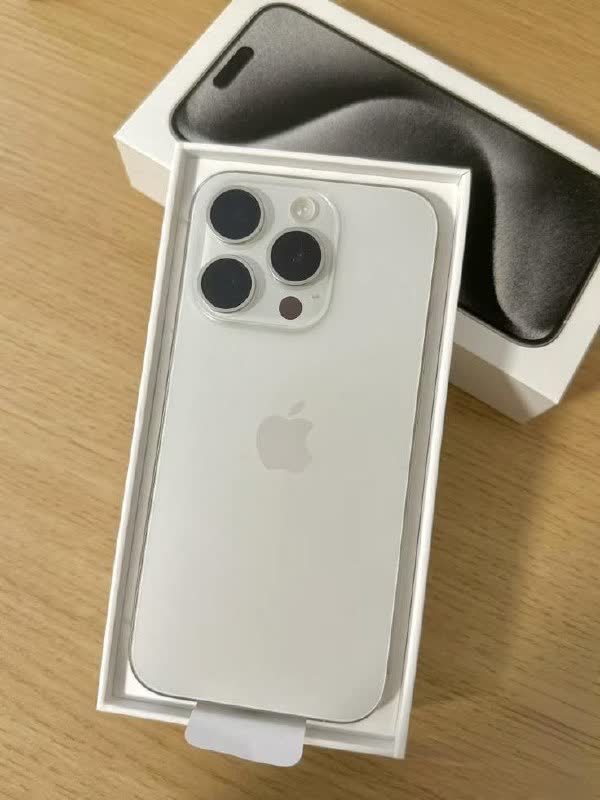 iPhone 15 pro 90%