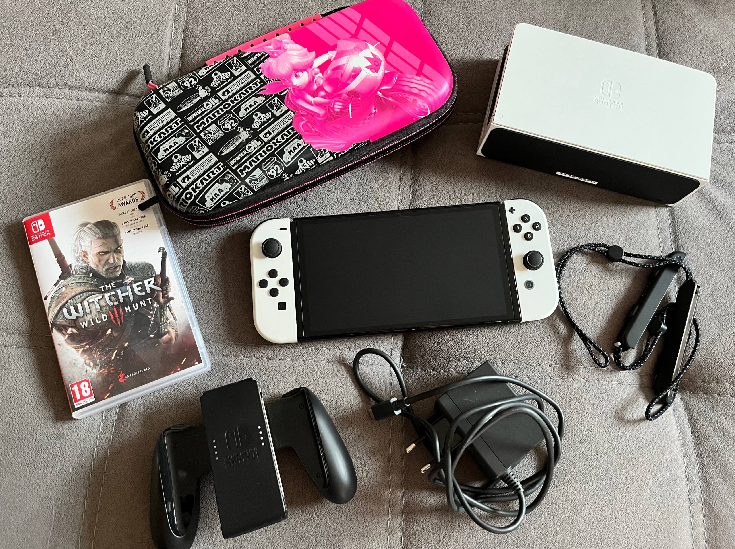 Продам Nintendo Switch OLED, комплектация на фото + в комплект отдаю комплект стиков