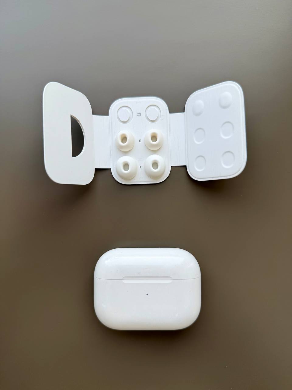 Продам наушники AirPods Pro 2 Lightning + MagSafe