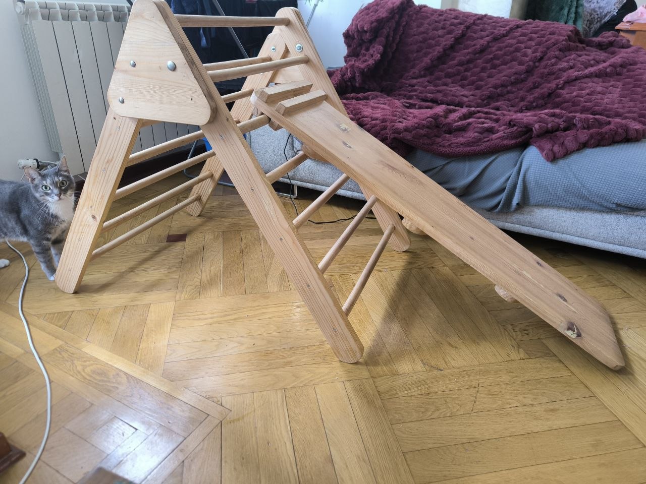 Drveni sportski kutak sa toboganom