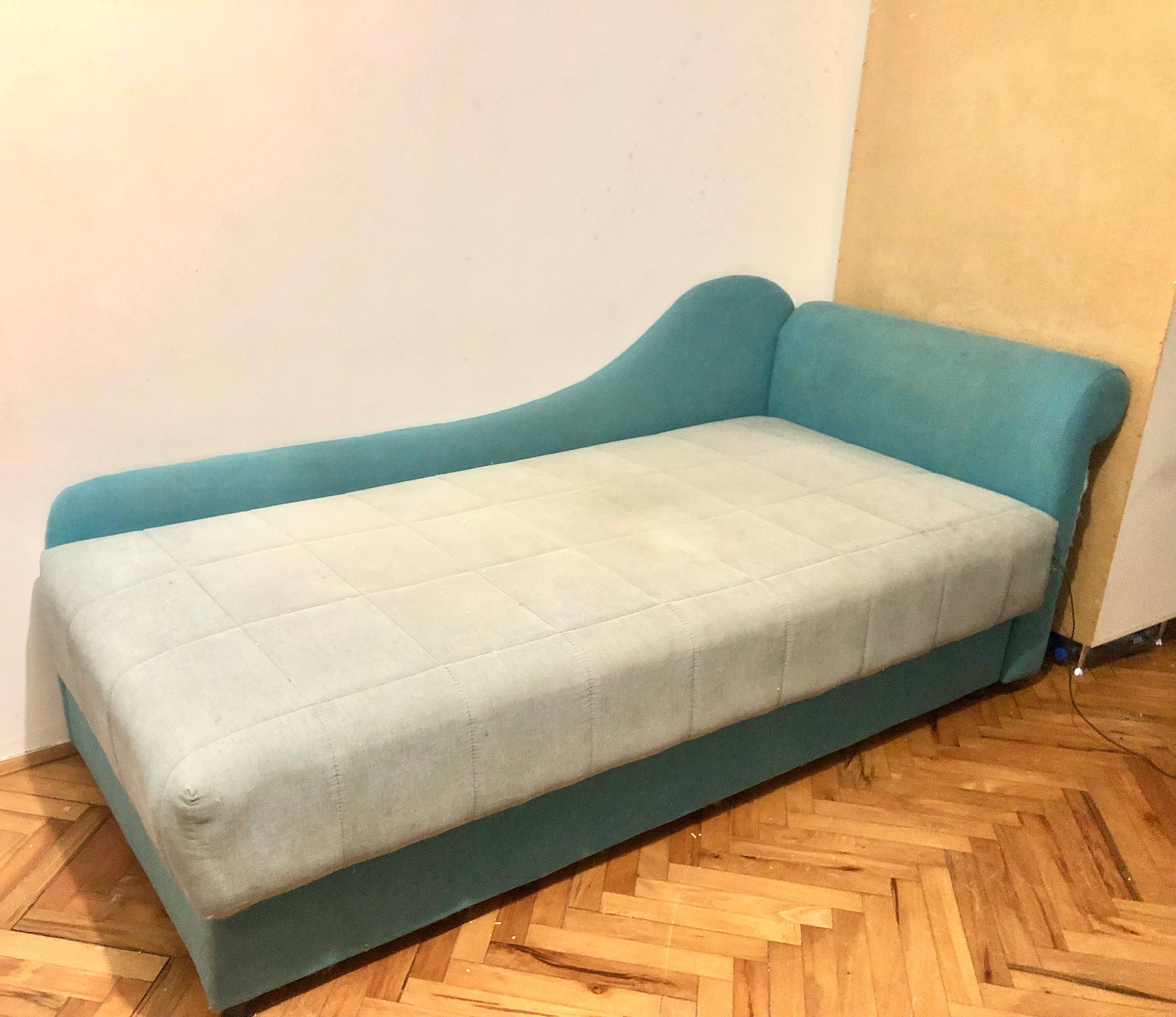 Dvometarska sofa. Korišćena godinu dana. 15.000 dinara. Sremčica