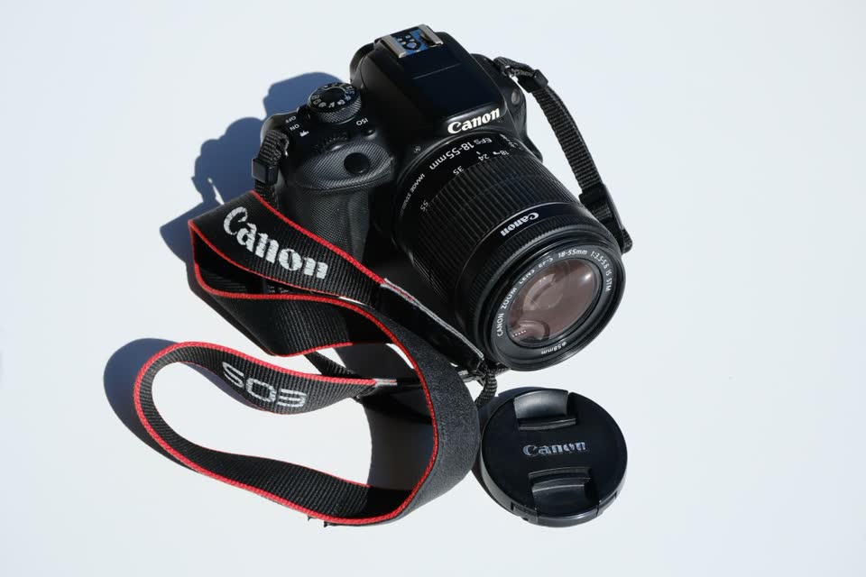 Продаю зеркальную камеру Canon EOS 100D в комплекте с объективом Canon EF-S 18-55mm IS STM
