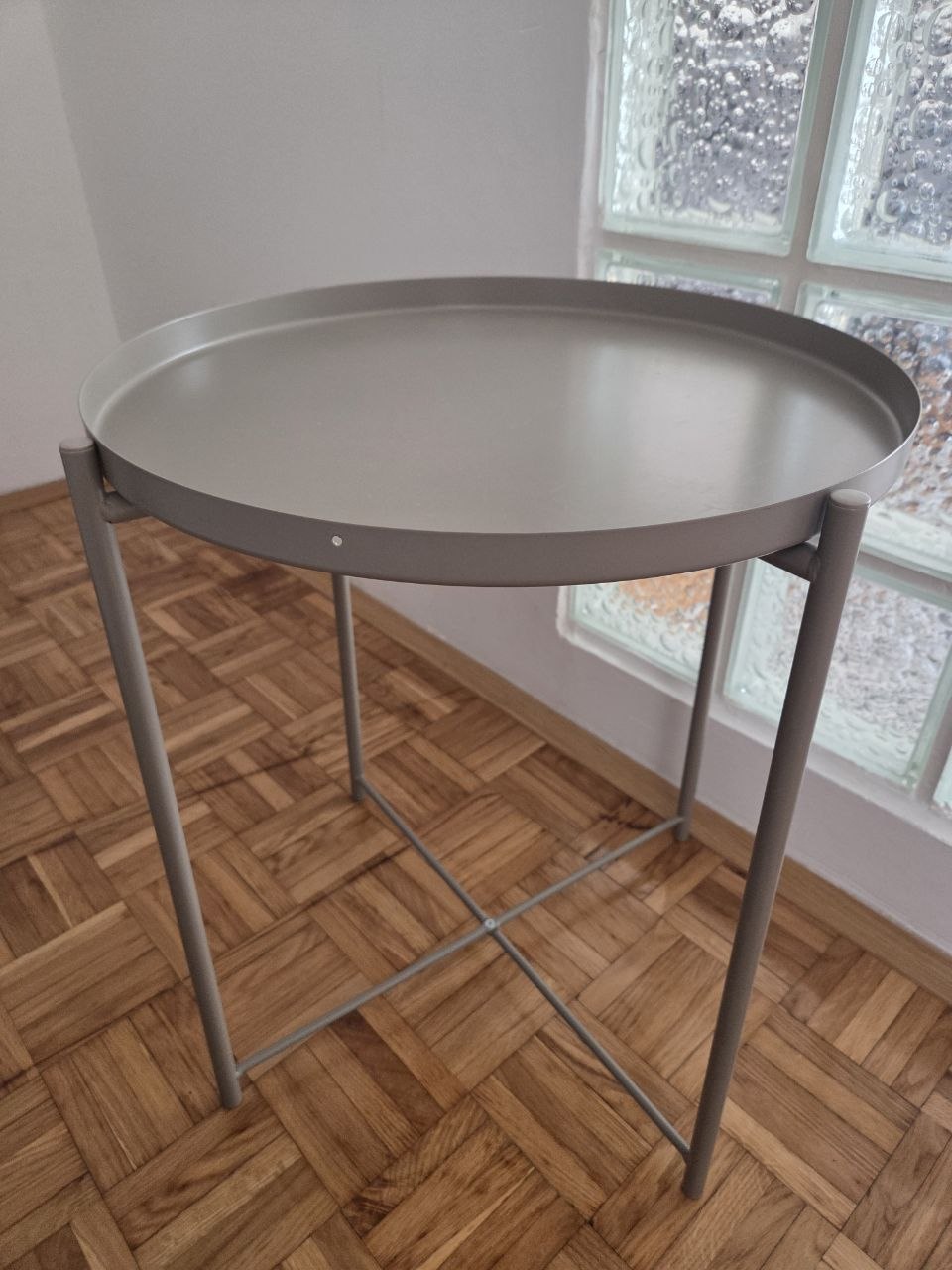Продаю столик из Икеа