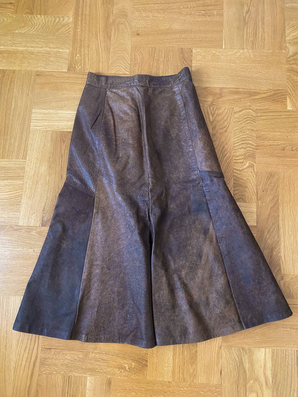 Кожаная юбка и прямые джинсы Zara