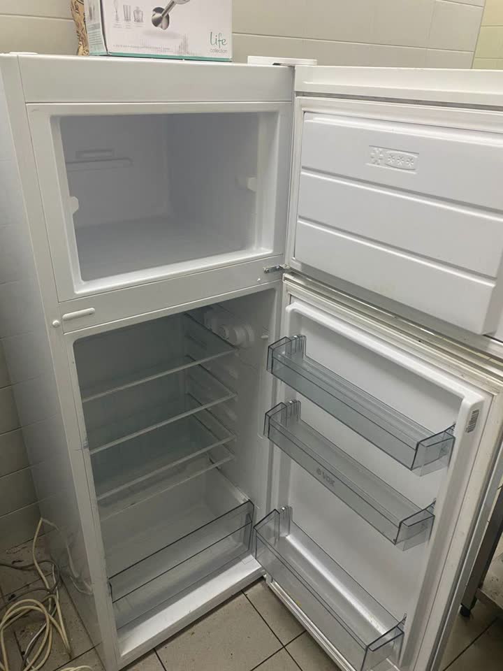 Продажа товаров (холодильник, морозильник, стулья, тарелки)