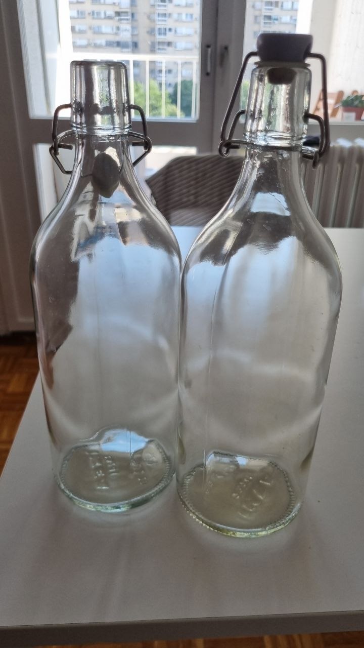 https://www.ikea.com/rs/sr/p/korken-staklena-flasa-sa-zapusacem-bistro-staklo-30213552/ 200д