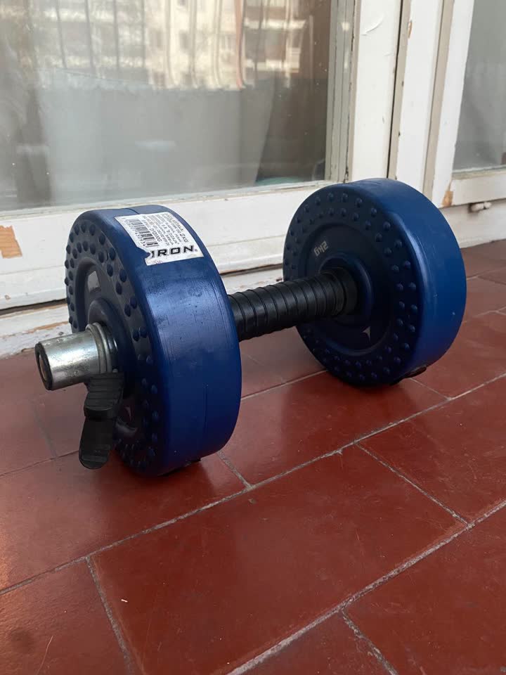 Bučica sa 2 uklonjiva diska od po 2 kg i kopčama