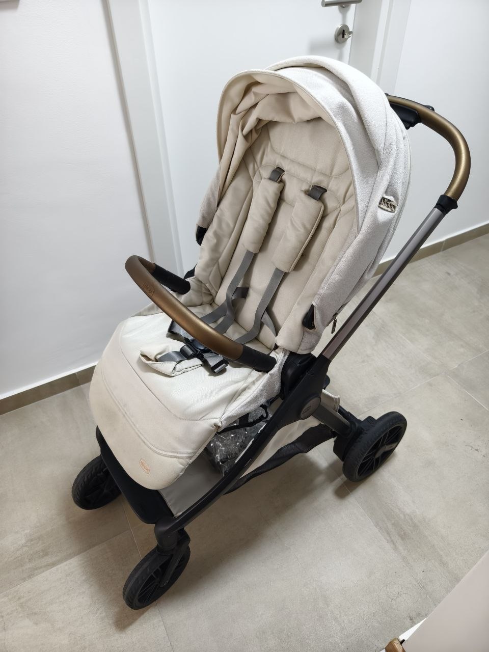 Продается коляска Chicco Bellagio.