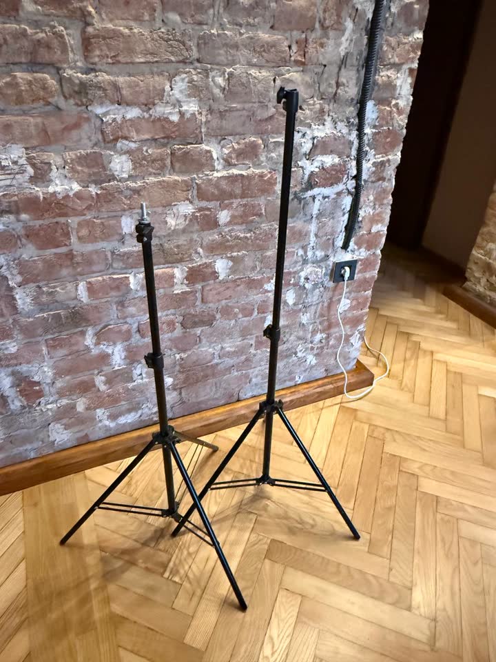Две стойки для света и фона