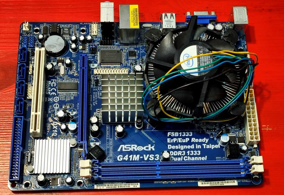 Set: Matična ploča + procesor Intel Core2 Duo E8400 @ 3.00GHz
