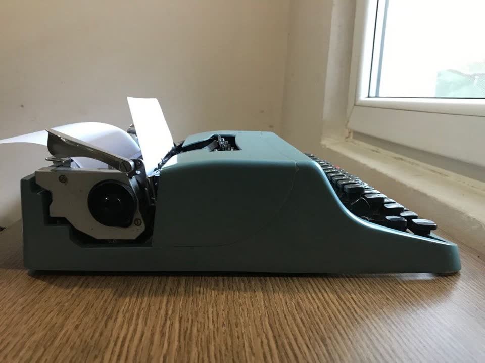 Olivetti Lettera 32 — винтажная печатная машинка (рабочая)