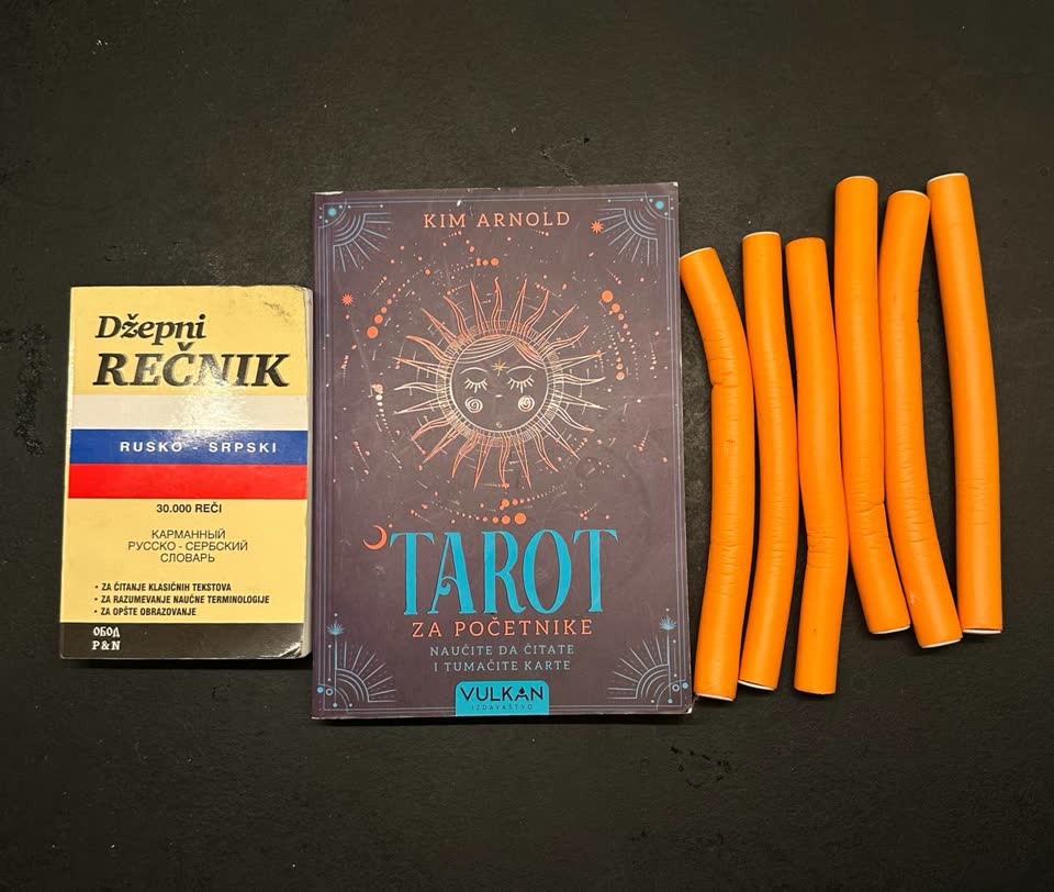 Словарь, книга про таро, бигуди