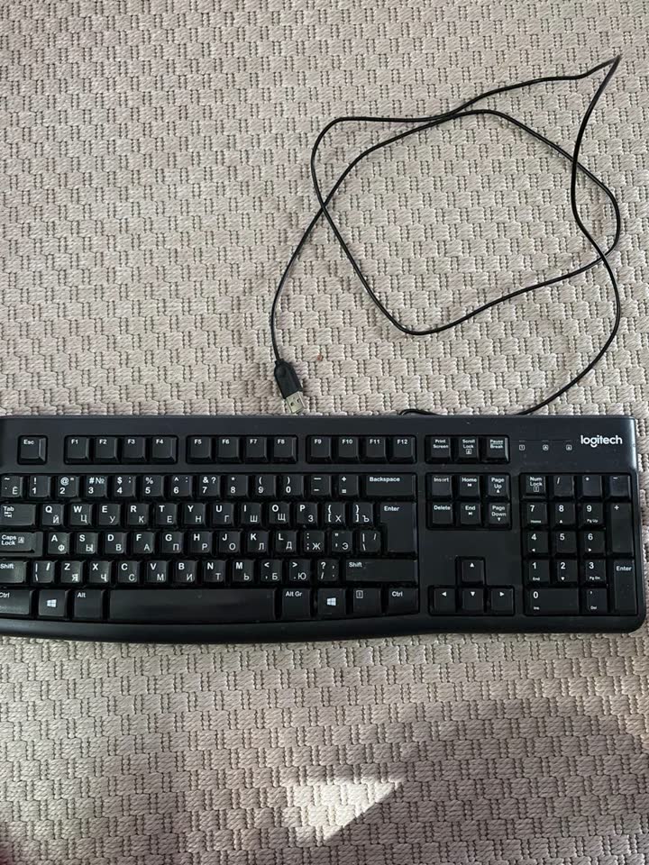 Клавиатура Logitech с RU раскладкой.