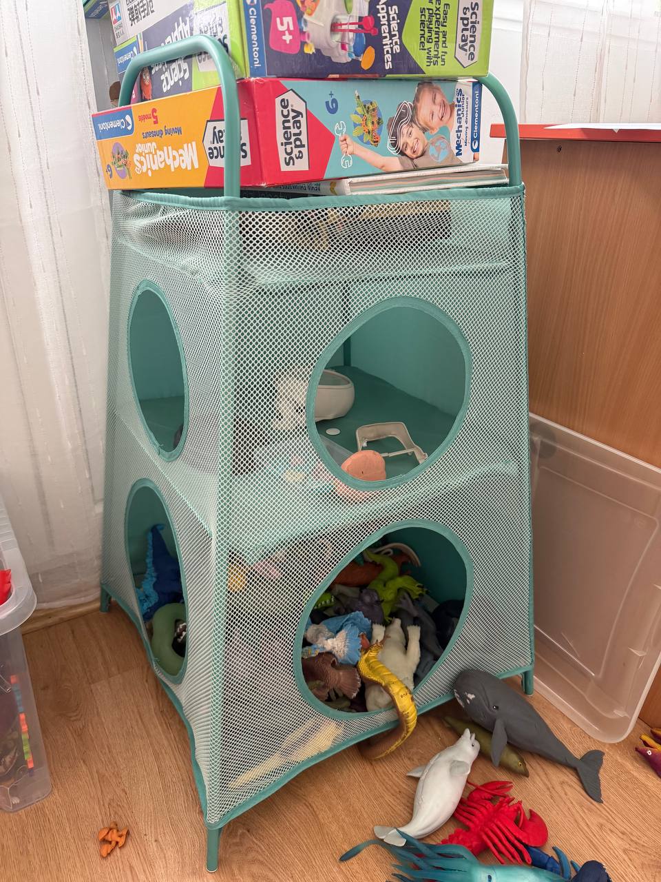 1. Stalak za čuvanje igračaka. Za par Kinder jaja ili veliku čokoladu. Stanje je idealno