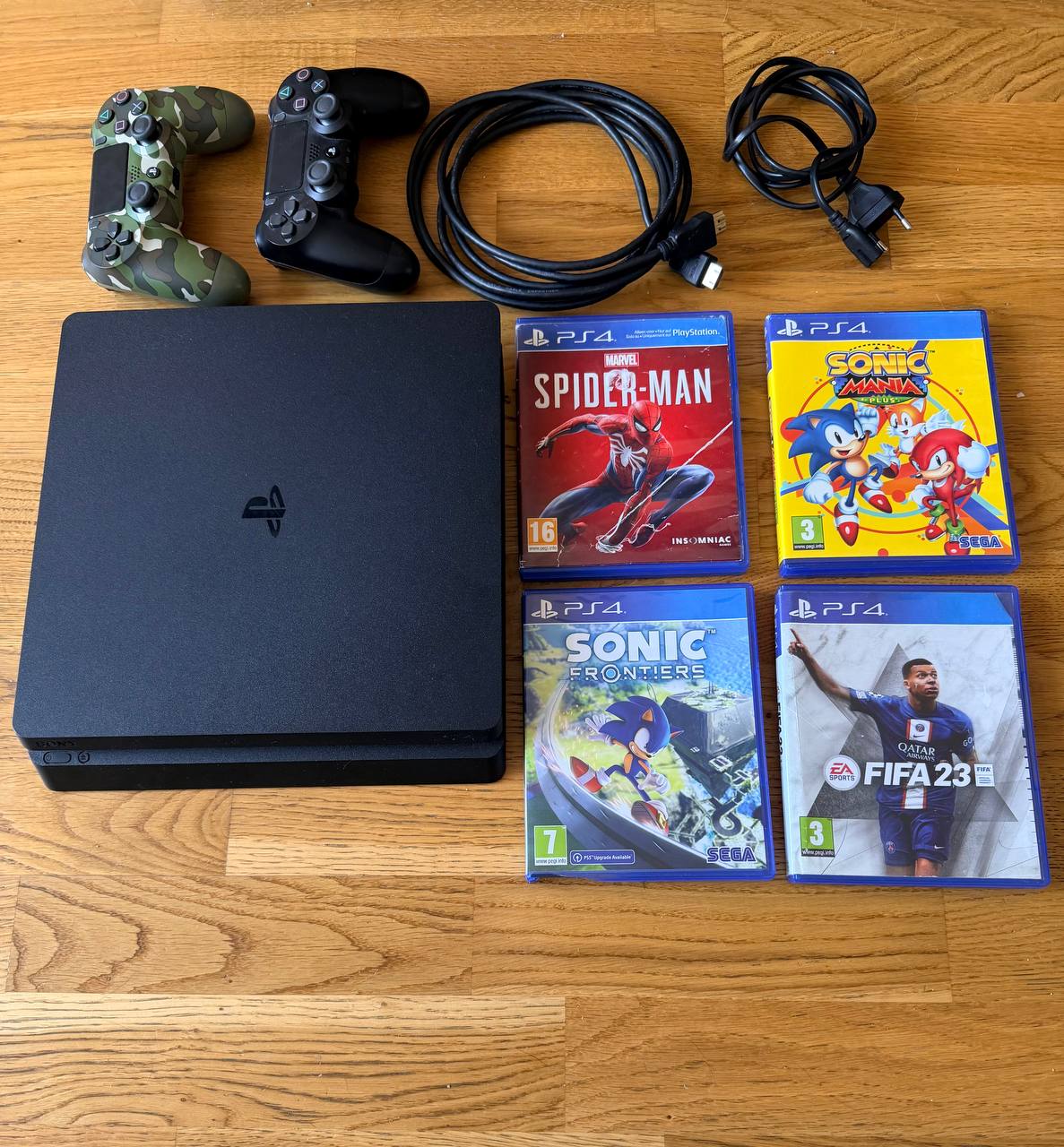 PlayStation 4 Slim 500GB sa 2 DualShock kontrolera i 4 igre