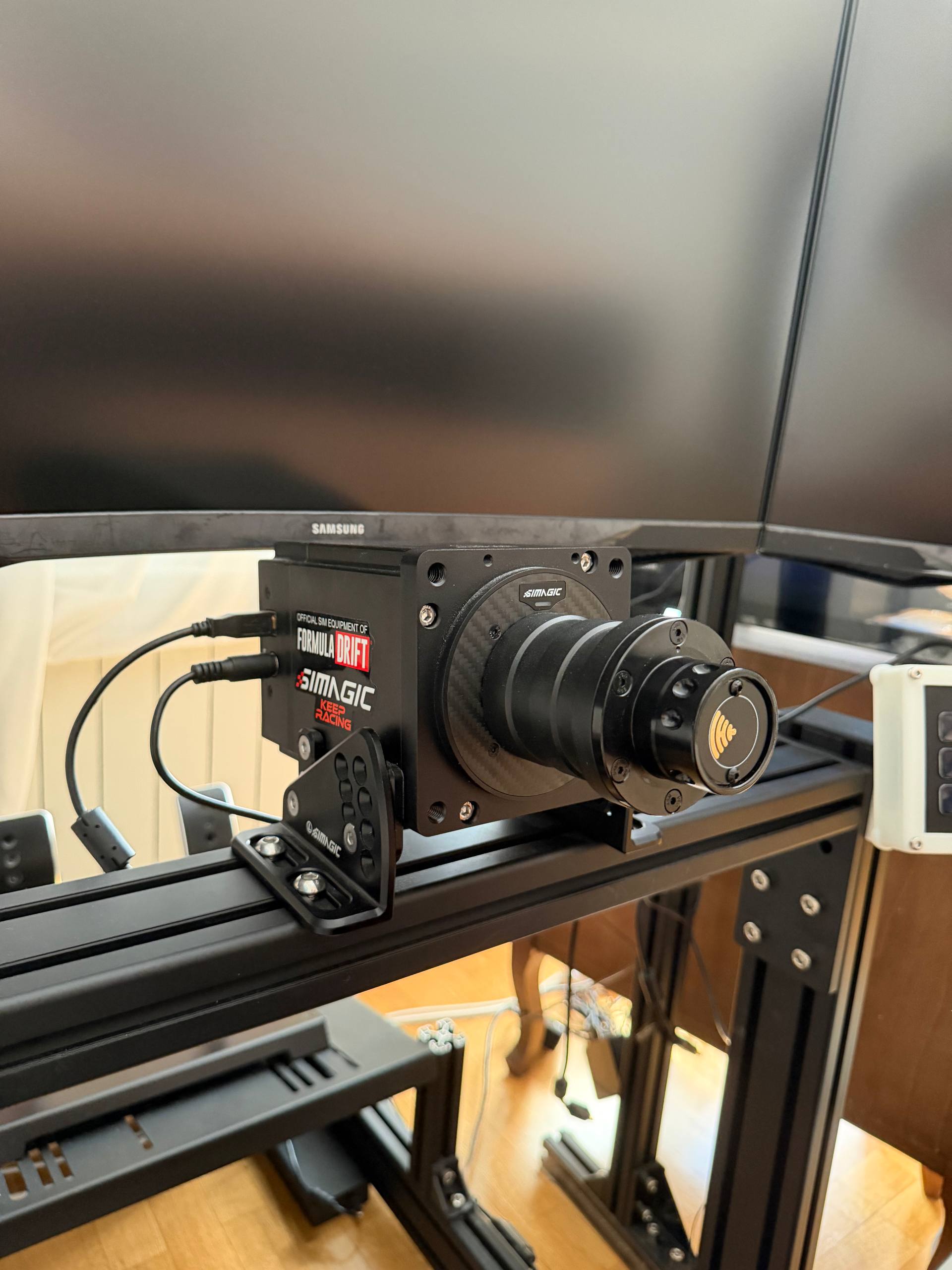 Prodajem komplet za simrej싱: bazu Simagic Alpha Mini i volan Simagic GT4-C.