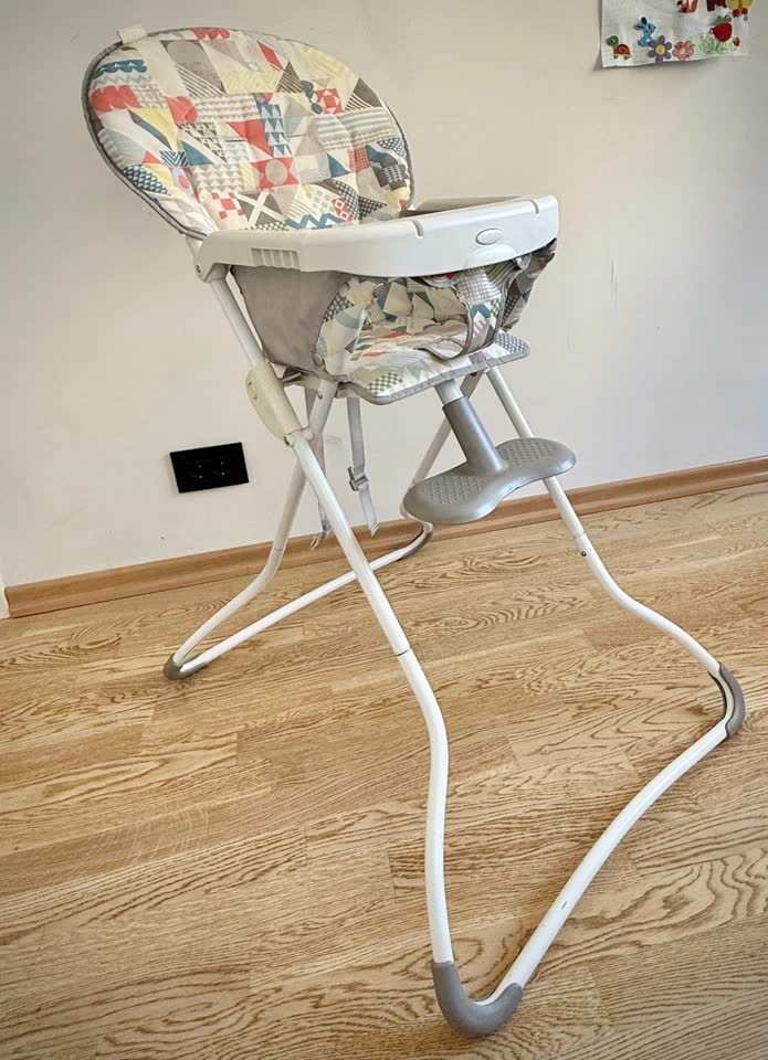 Детский столик Graco Snack N' Stow складной