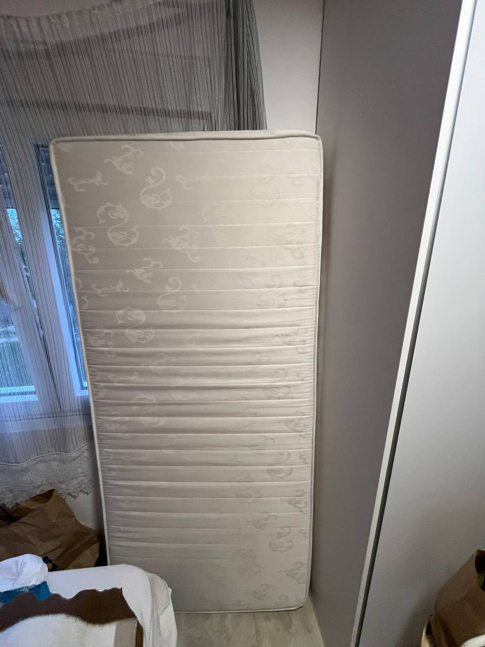 Dušek, sto JYSK, stočić IKEA Burvik