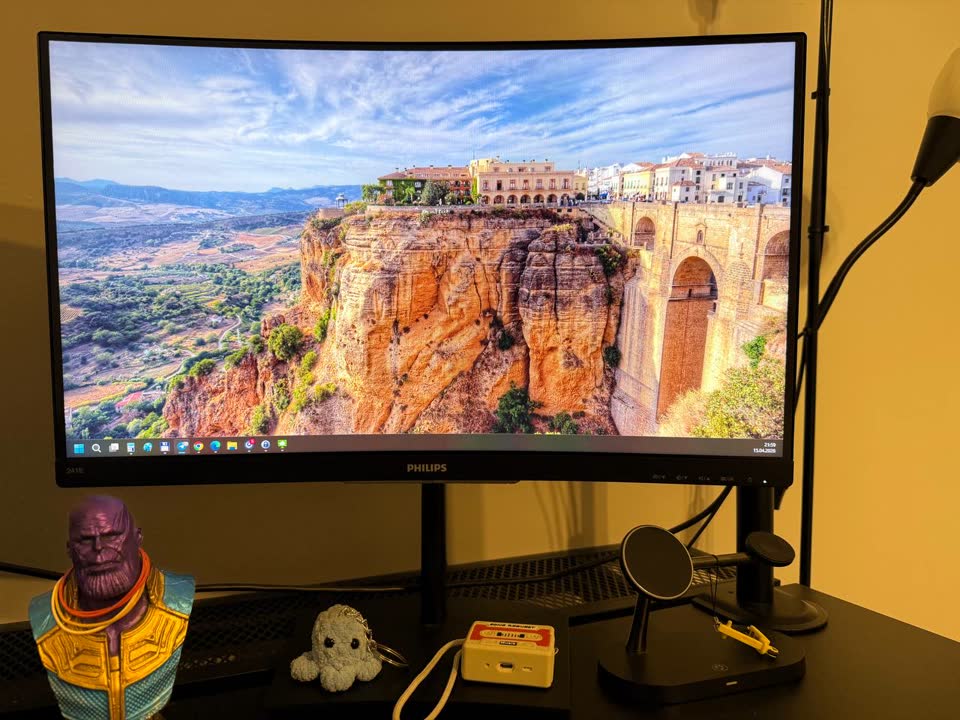 Продаю изогнутый монитор Philips 241E