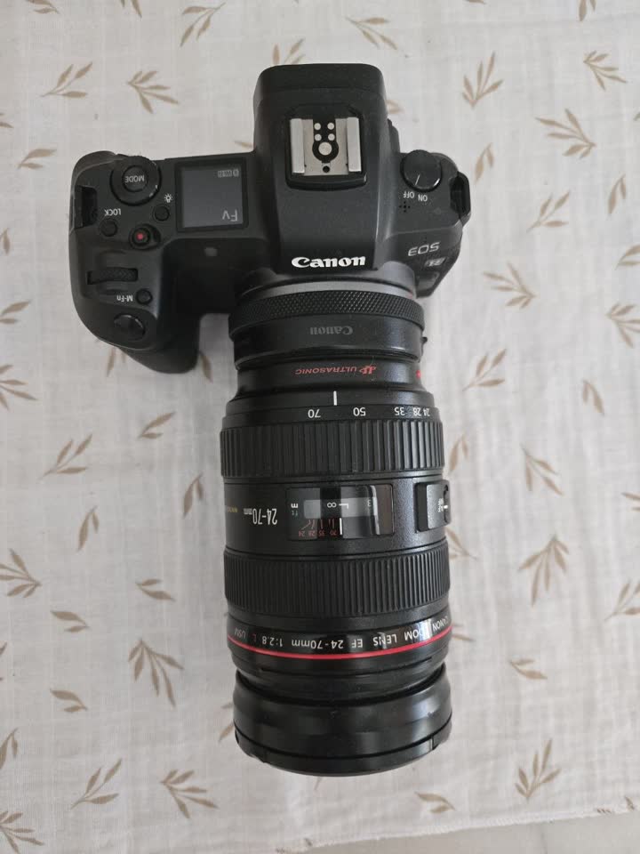 продам беззеркальную камеру Canon EOS R в комплекте с профессиональным объективом Canon EF 2
