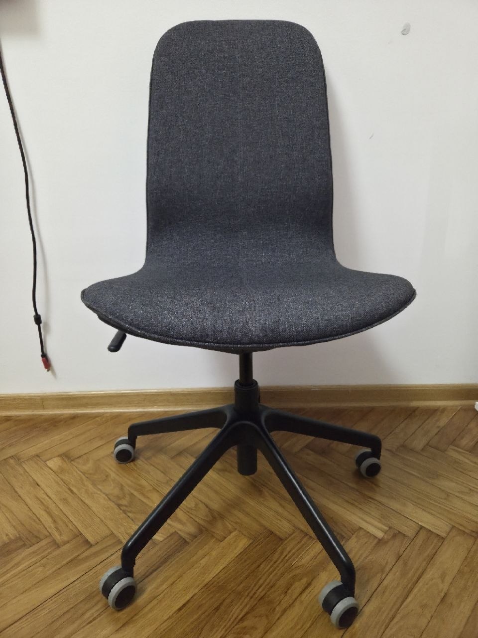 Продаётся стул из икеи офисный, состояние нового. Забрать можно в Дорчол, Белград. Цена: 12