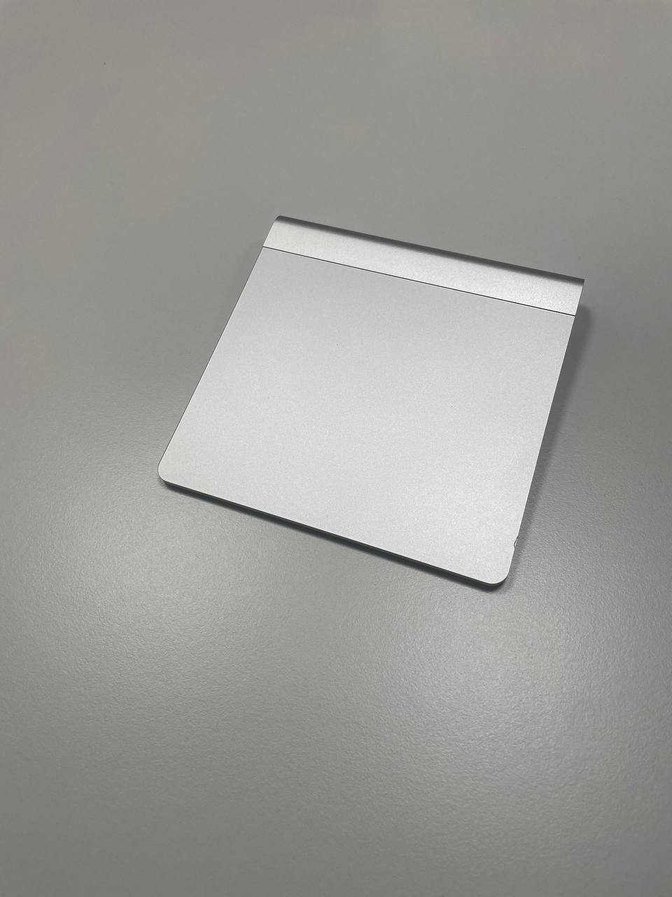 Prodajem Apple Trackpad prethodne generacije