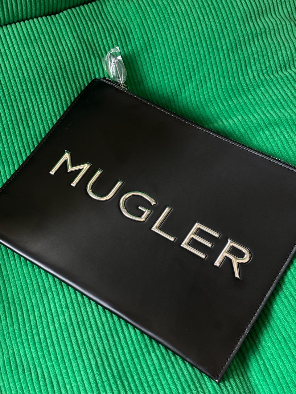 Черная косметичка Mugler