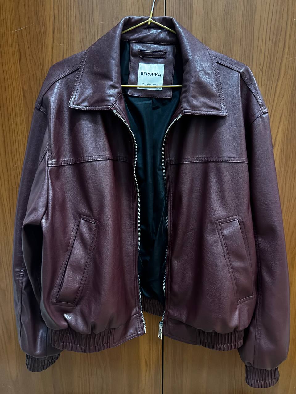 Куртка Bershka, рубашка Bershka, бордовые штаны P&B, штаны H&M