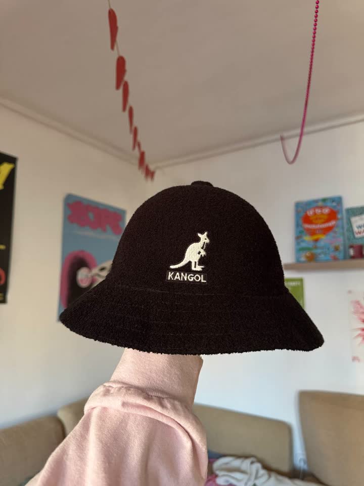 Черная панама Kangol и розовый берет Stussy