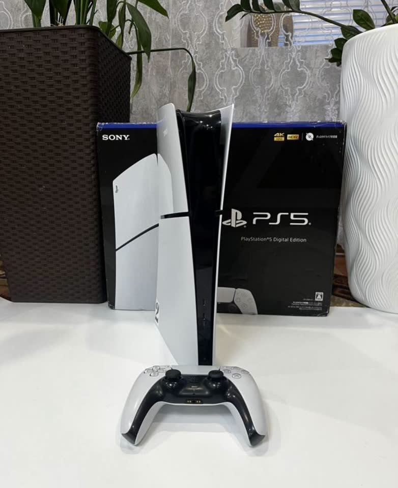 Sony PS5 slim + 12 meseci pretplate na 700+ igara