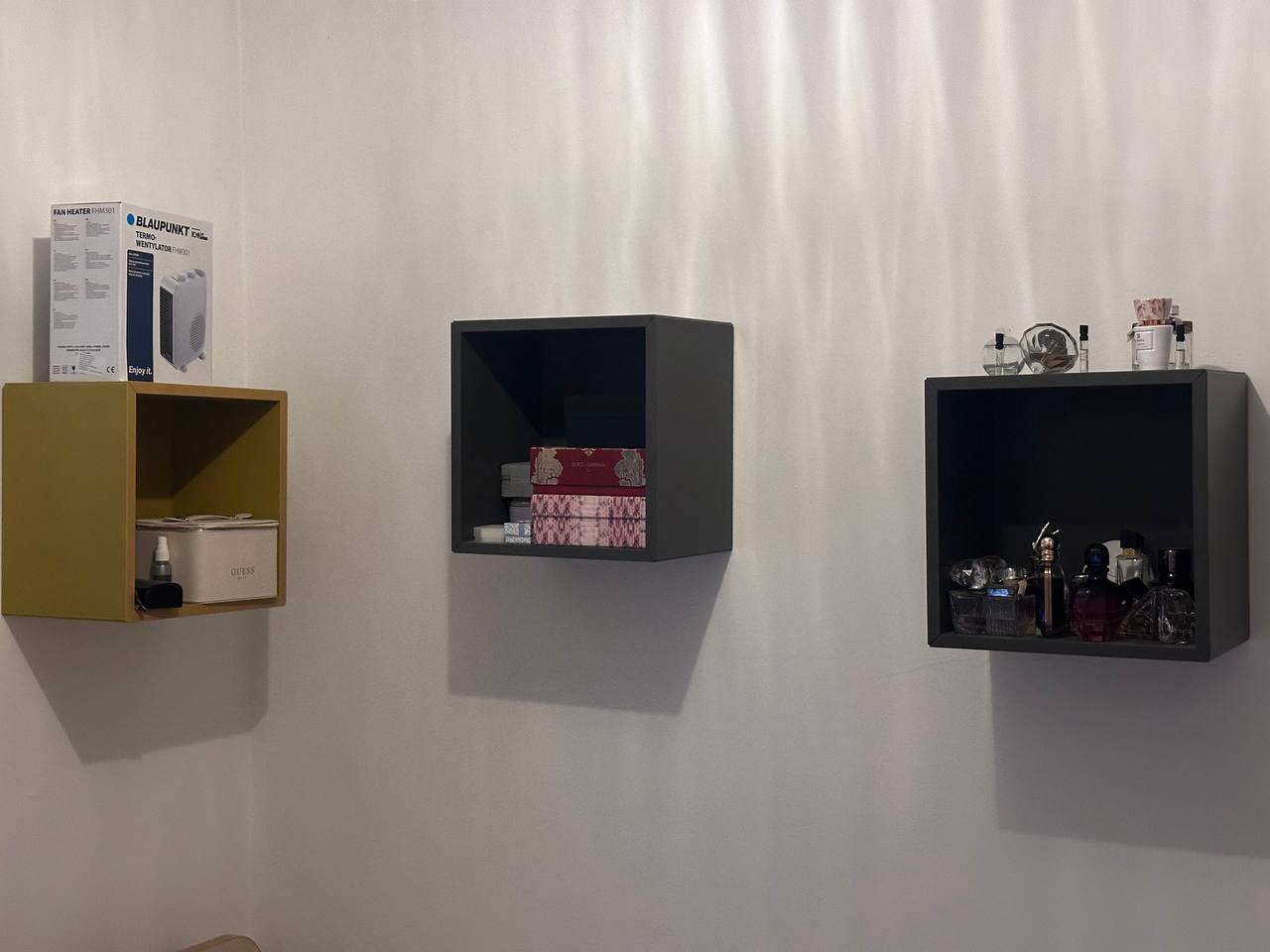 IKEA police – dve sive i jedna žuta.