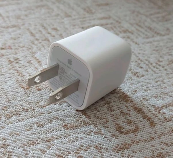 Продам оригинальное зарядное устройство Apple A1385 5W USB Travel Power Adapter Cube Charger