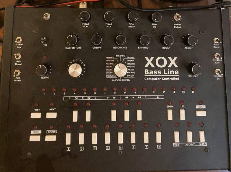 Эйсид-синтезатор xoxbox atomic mods с кучей модов, чтоб любая вечеринка была как в фильме «Б