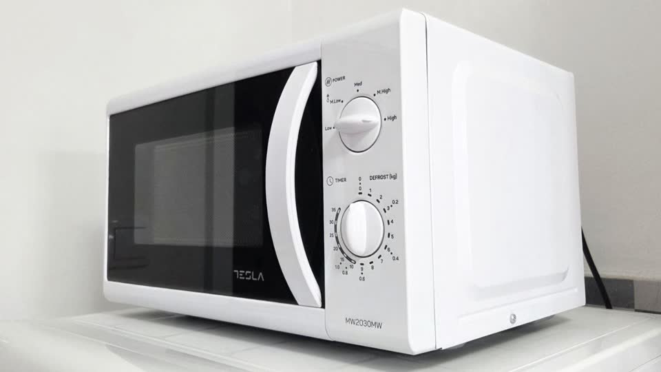 Микроволновая печь Tesla 700 W и крышка