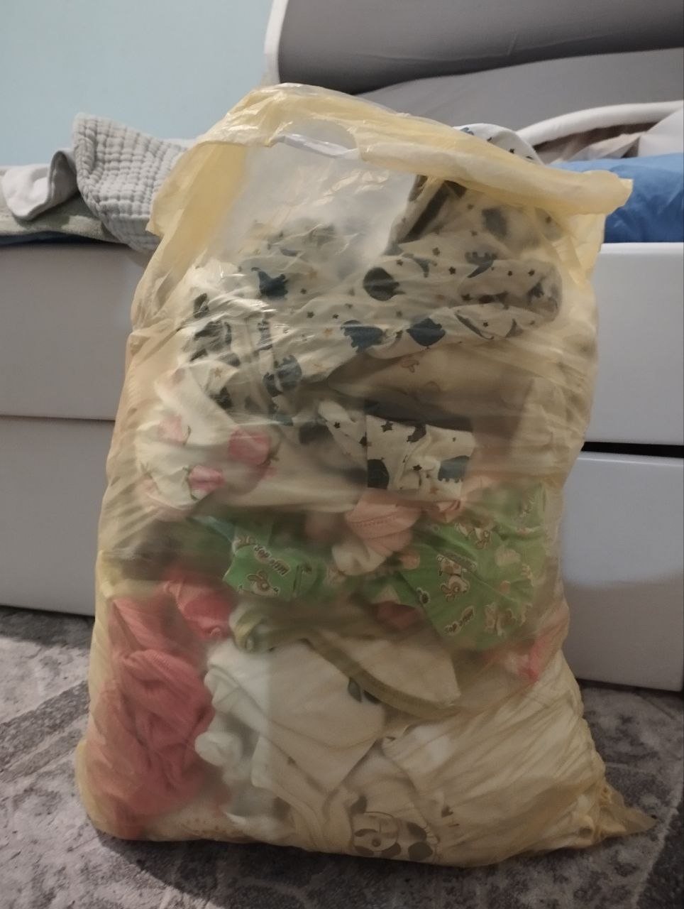 1) Dajem za par Kinder jaja sa dinosaurima veliku kesu dečije odeće.