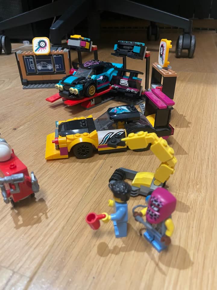 LEGO 2 набора + пару машинок в подарок