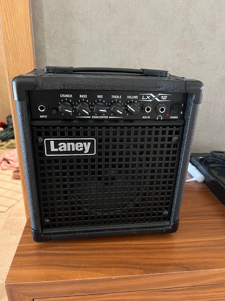 Продаю гитарный усилитель Laney LX12