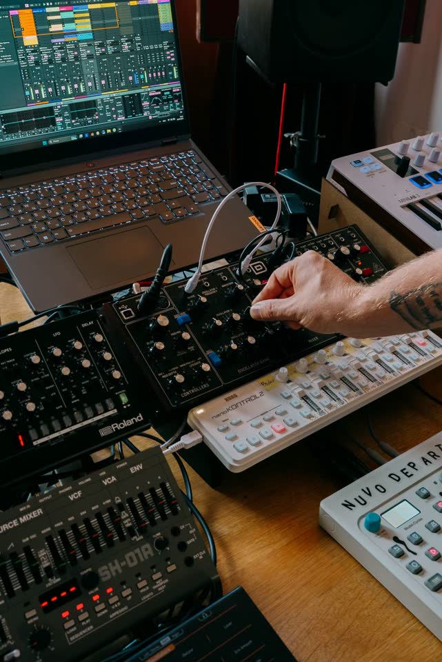 Продам аналоговый синтезатор Behringer Model D