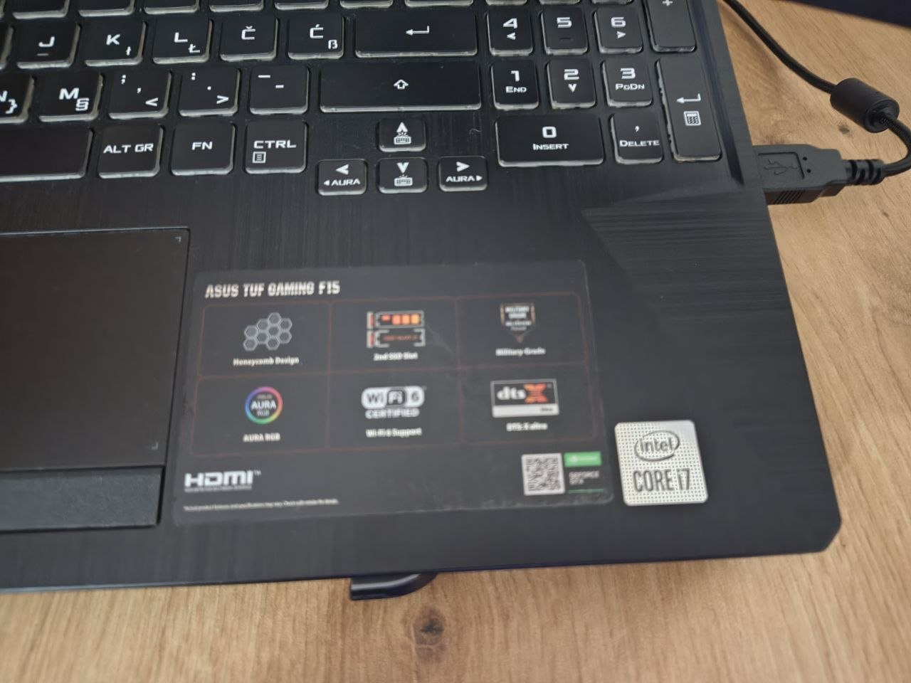 Игровой сетап: ноутбук Asus, монитор Philips 144Hz, мышь Genius Gaming GX, клавиатура Rampage, наушники JBL Quantum