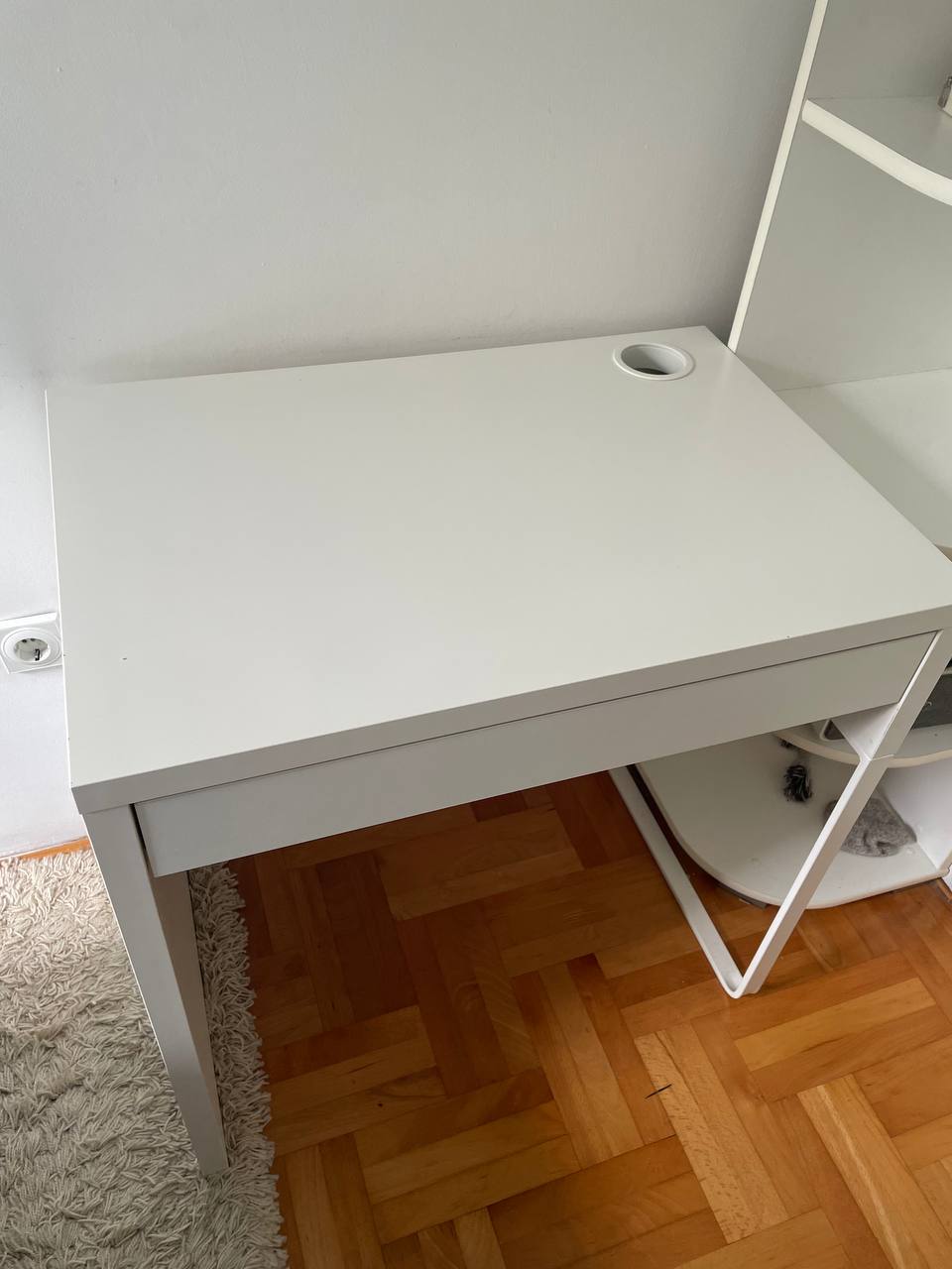 Prodaju se sto i radna stolica IKEA