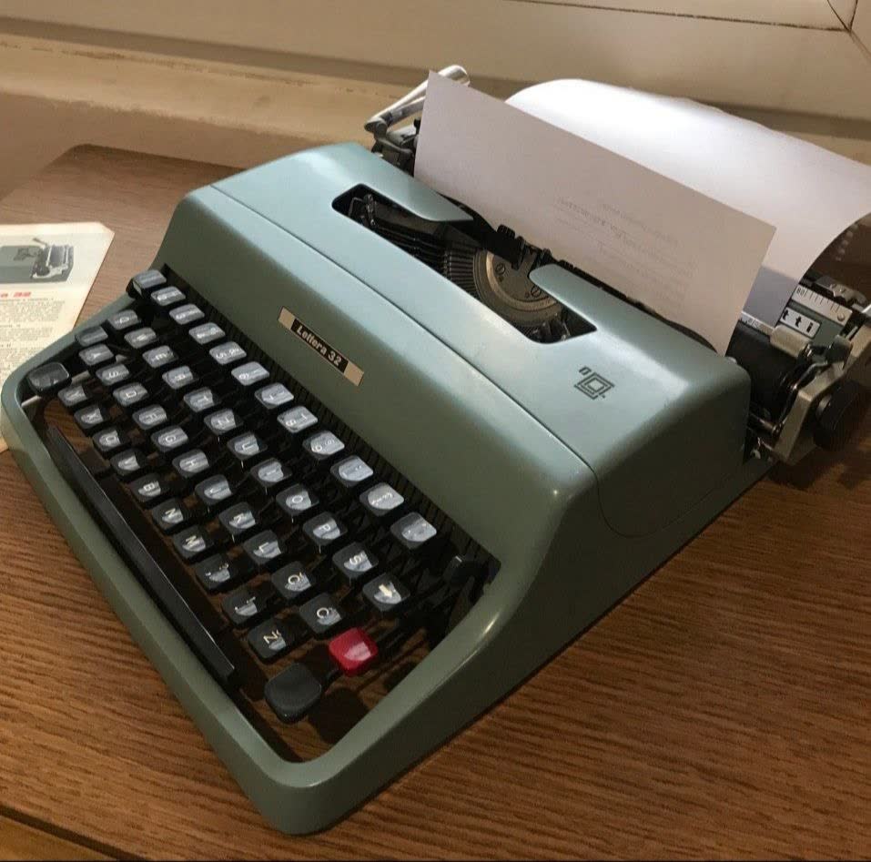 Olivetti Lettera 32 — винтажная печатная машинка (рабочая)