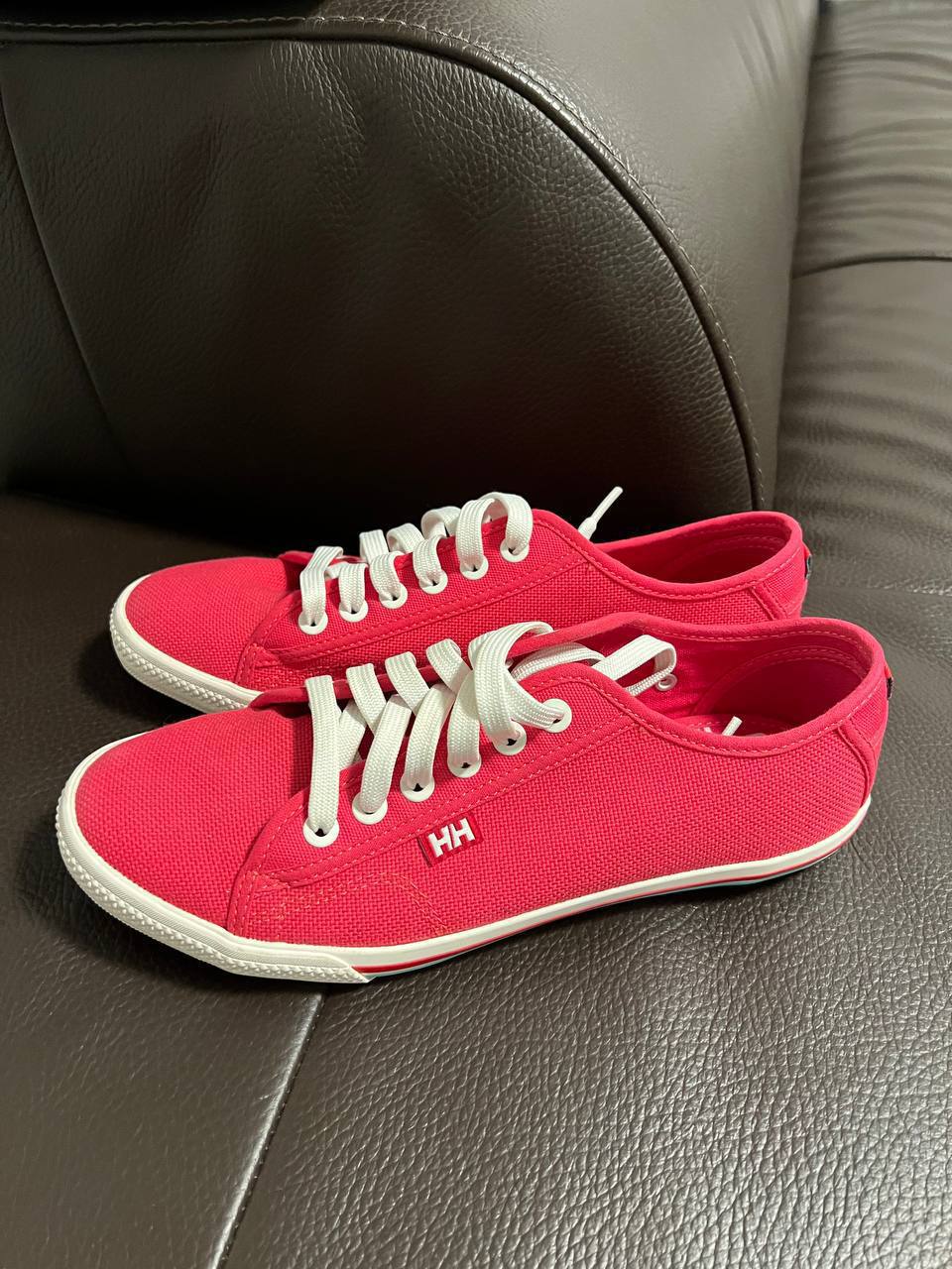 Розовые кеды Helly Hansen и резиновые сапоги