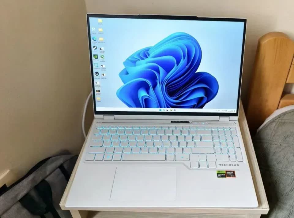 1) Novi laptop Mechrevo sa Ryzen 9 8945HX + RTX 5070Ti. 16Gb RAM DDR5, 1Tb SSD. Ekran 300Hz
